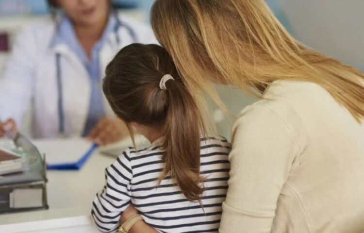 dziecko z rodzicem podczas diagnozy funkcjonalnej dziecka